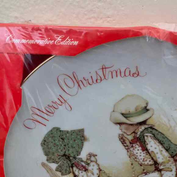 Vintage Holly Hobbie Merry Christmas 1979 Decorative Plate - Sealed in Package - Picture 2 of 6